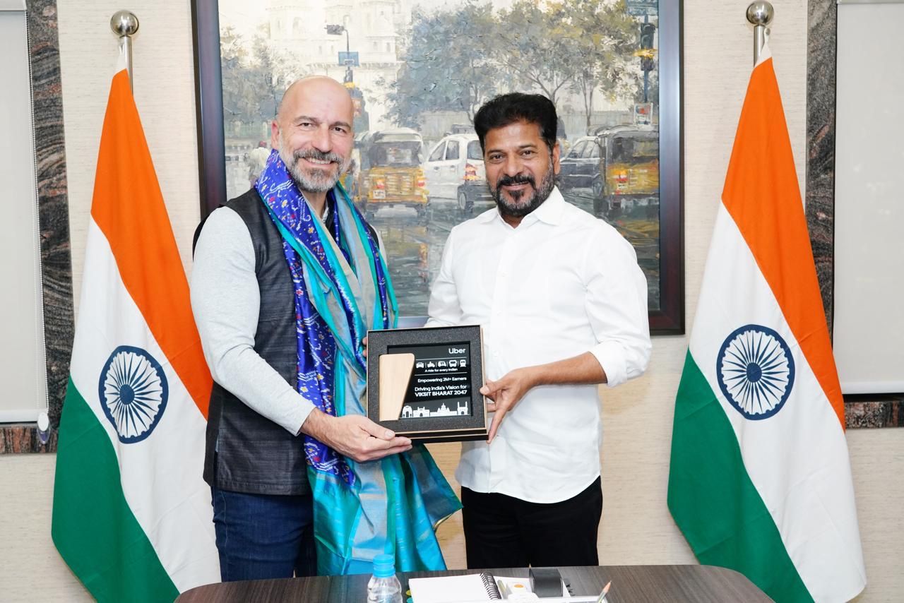 The Chief Minister presenting a memento during the visit of Uber’s leadership team