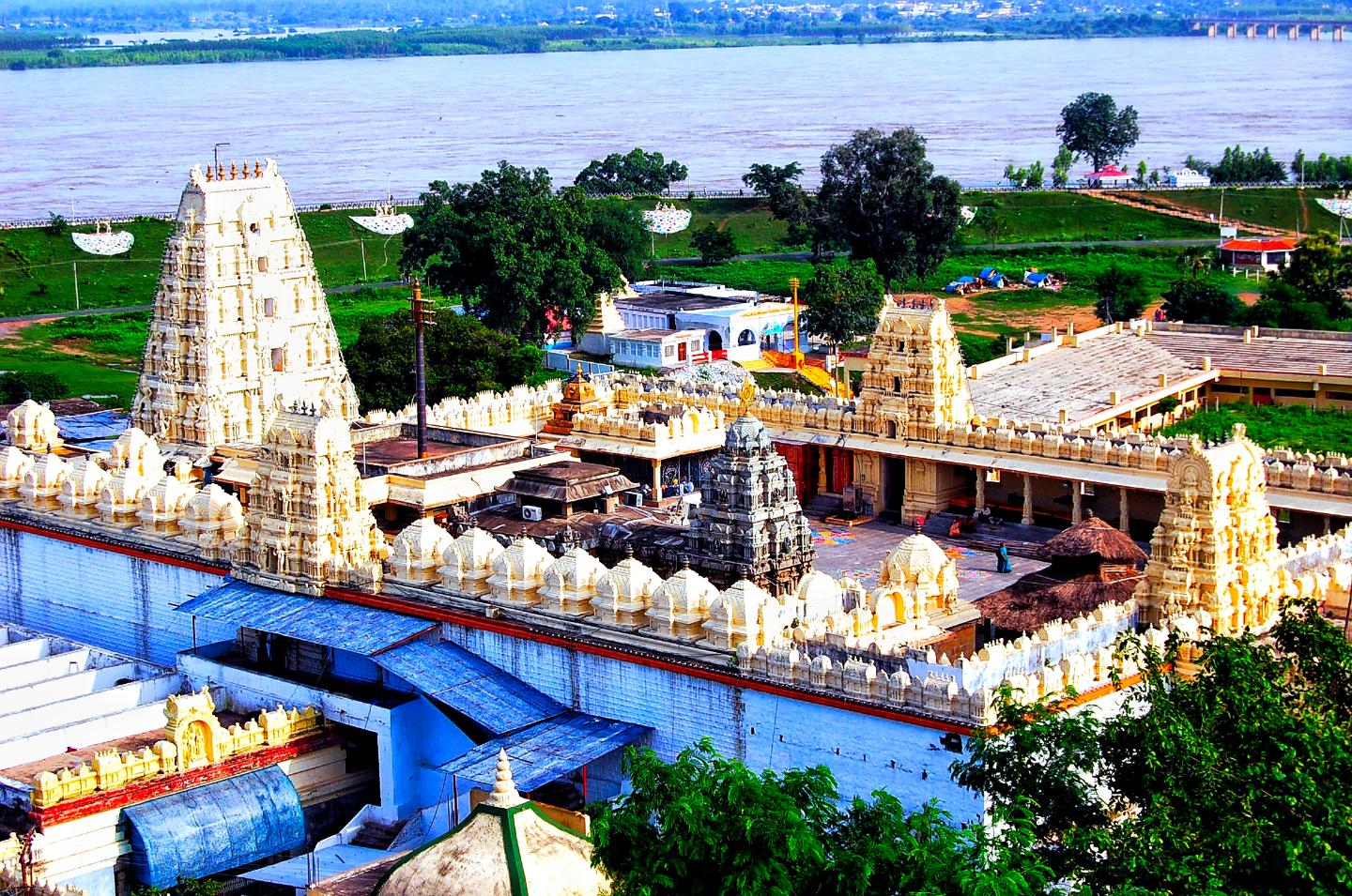 Bhadrachalam Temple beside the Godavari